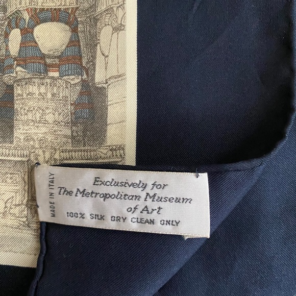 Metropolitan Museum of Art Silk Scarf - Made in Italy - Picture 6 of 6